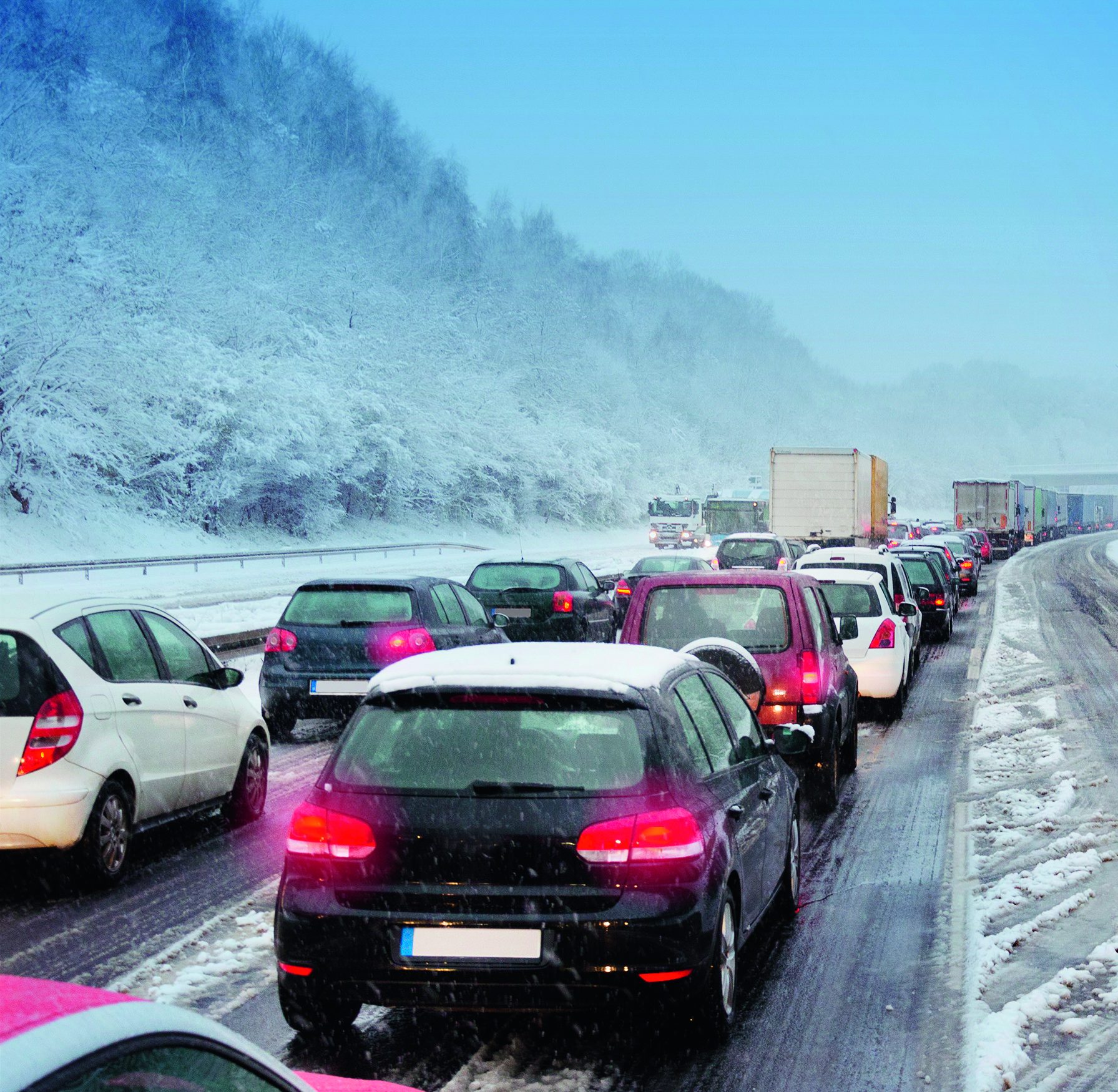 Pendelverkehr Stau auf Autobahn Schnee Winter
